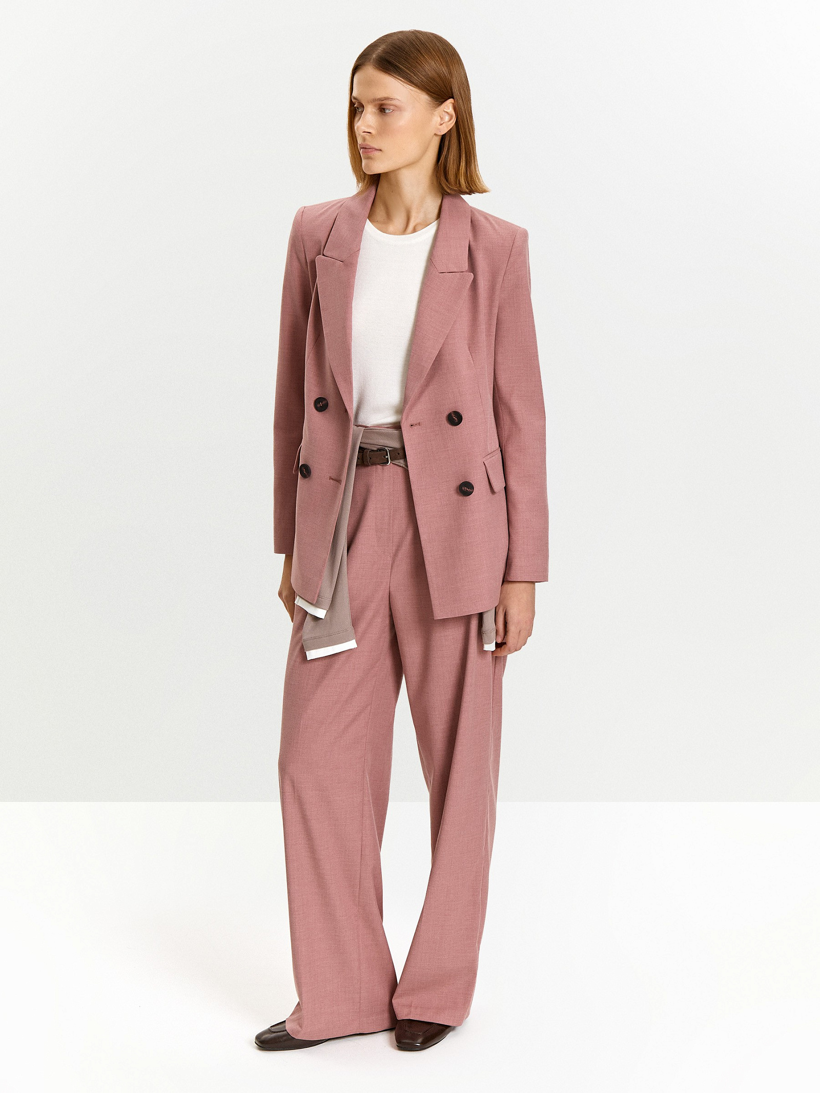 Двубортный жакет приталенного кроя